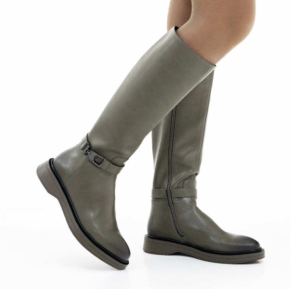 מגף גבוה שטוח