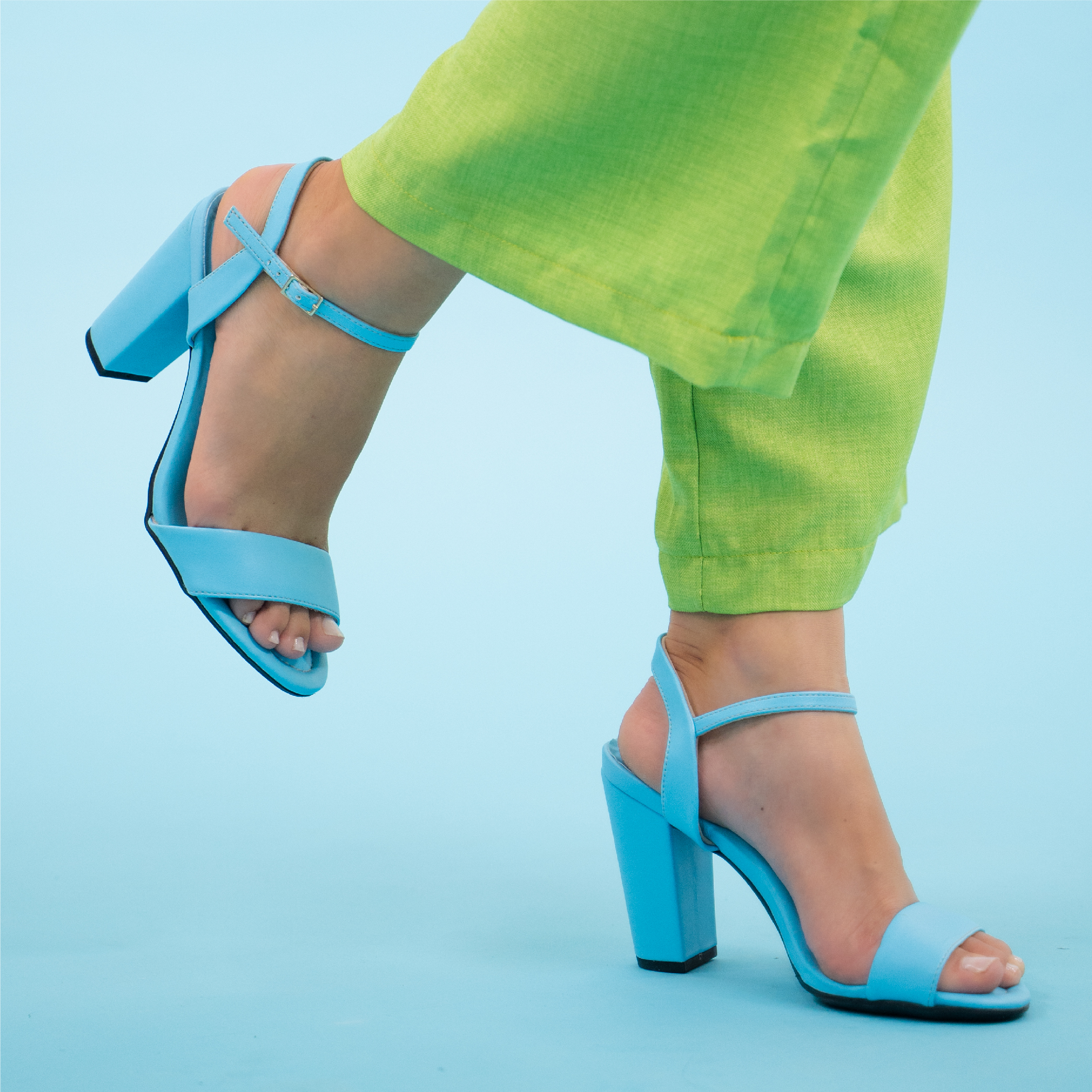 סנדל עקב רצועה