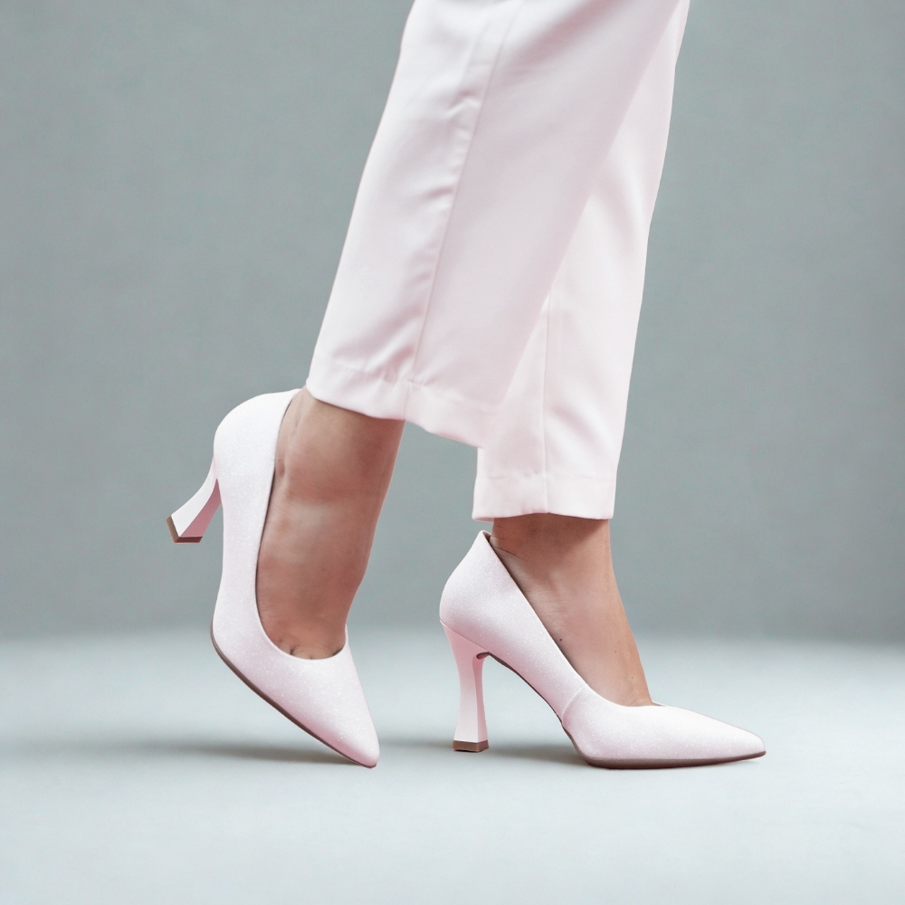 סירה אלגנטית עקב סטילטו