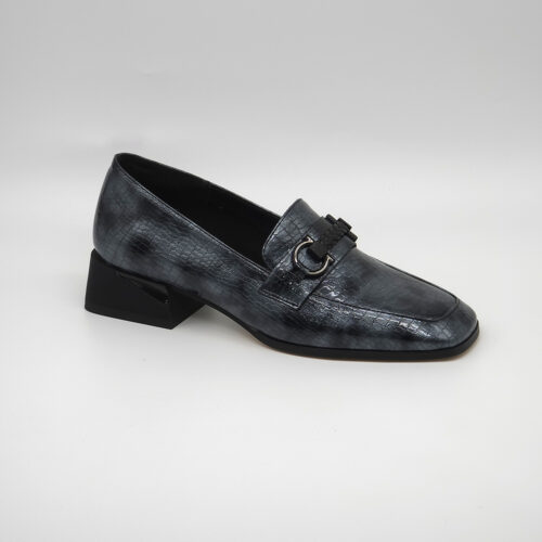 מוקסין בעיטור אבזם