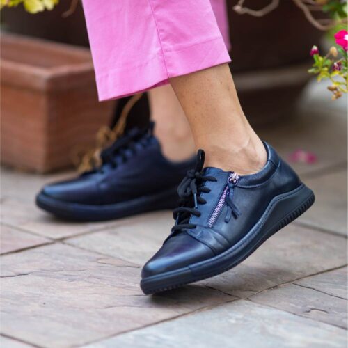 סניקרס עם שרוך