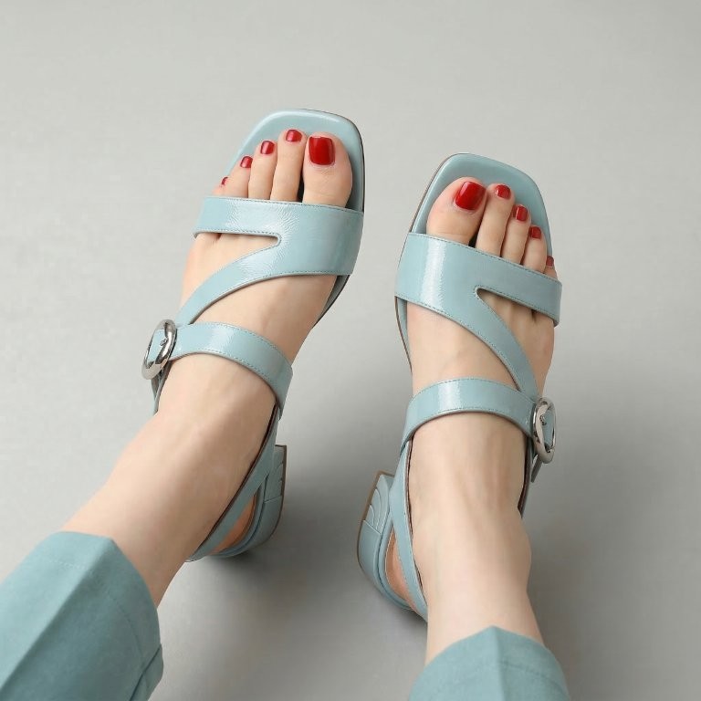 סנדל רצועות מוצלבות אבזם