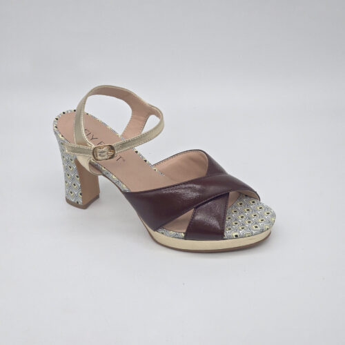 סנדל אלגנטי עם אבזם