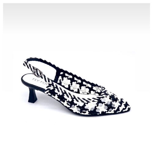 סנדל קלוע עם עקב עור