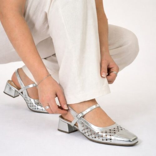 סנדל סגור למחצה חיתוכי לי