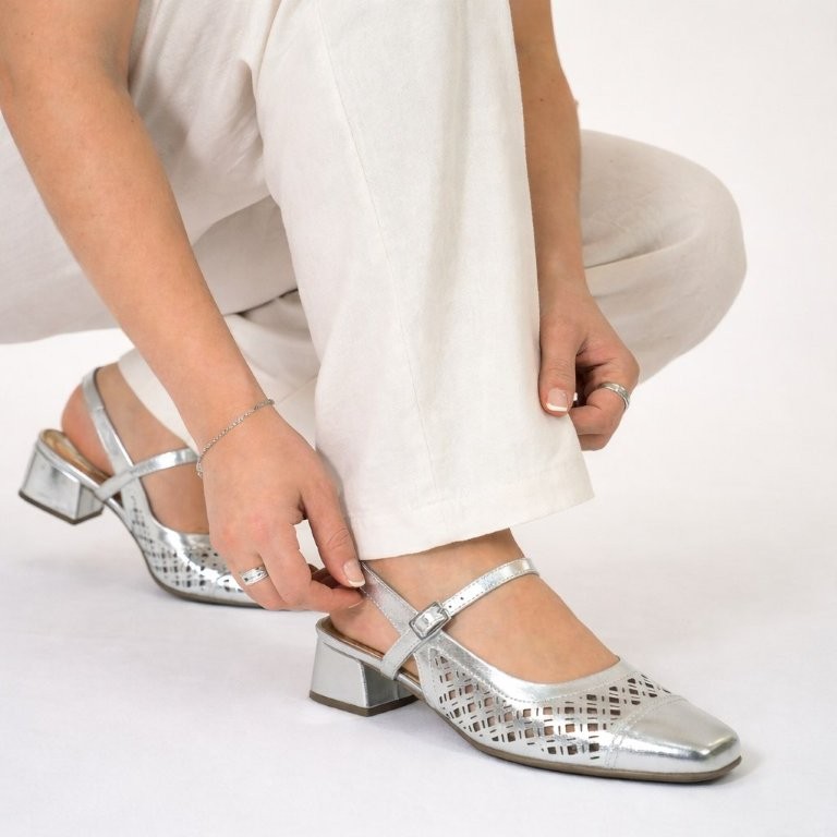 סנדל סגור למחצה חיתוכי לי