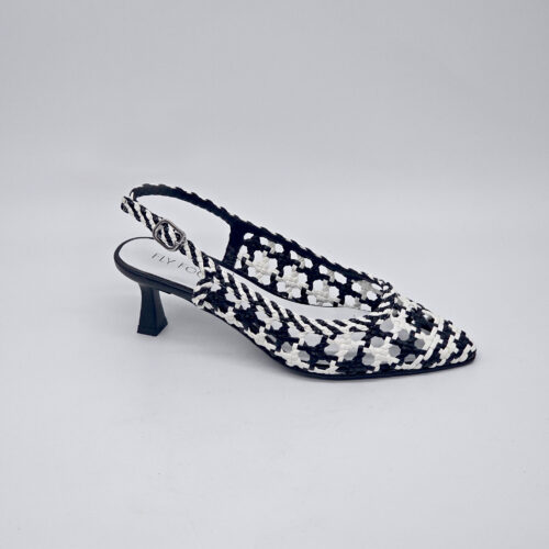 סנדל קלוע עם עקב