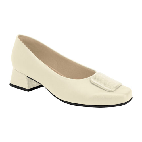 נעל סירה בעיטור אבזם