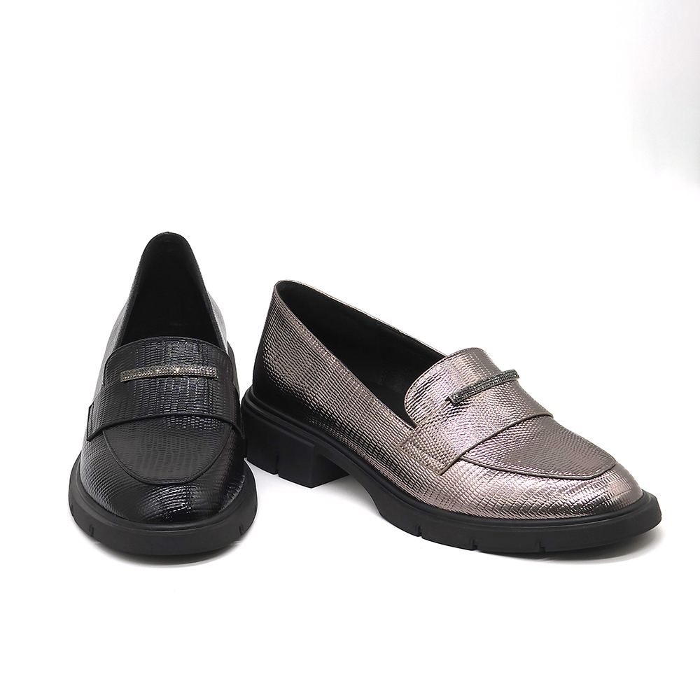 מוקסין בעיטור חגורה ואבני